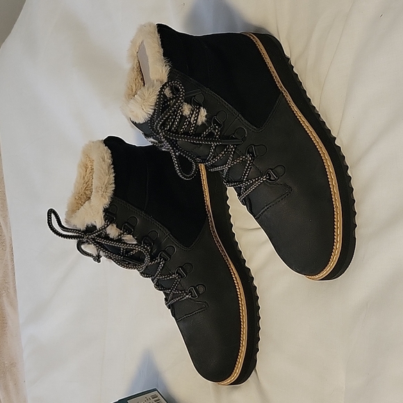 Tom's Mojave black boots. New with tags, but tags are unattached. - Picture 3 of 10